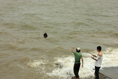 Bão số 14 sắp đến, dân vẫn bình thản chụp ảnh và câu cá